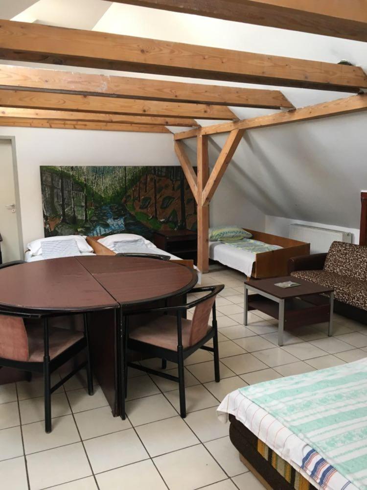 Goencoelhaz Vandrarhem Vác Exteriör bild